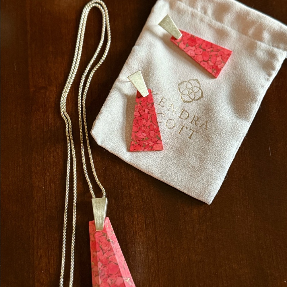 NWOT Kendra Scott Collins Necklace and Earrings Set